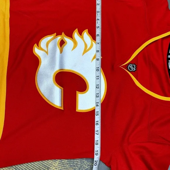 Calgary Flames Pull Over Sweater Jersey Medium Hockey NHL Fanatics Women’s - Picture 5 of 6